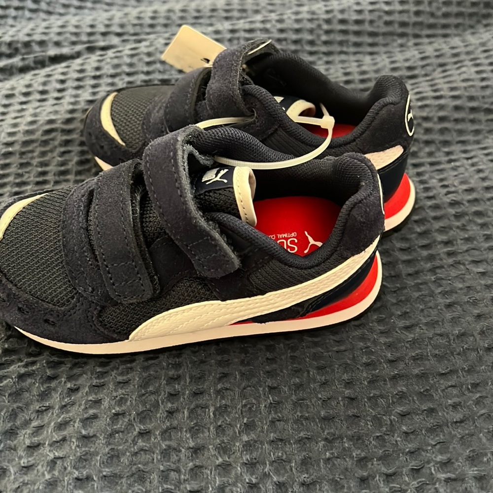 Kids Puma tennis shoes